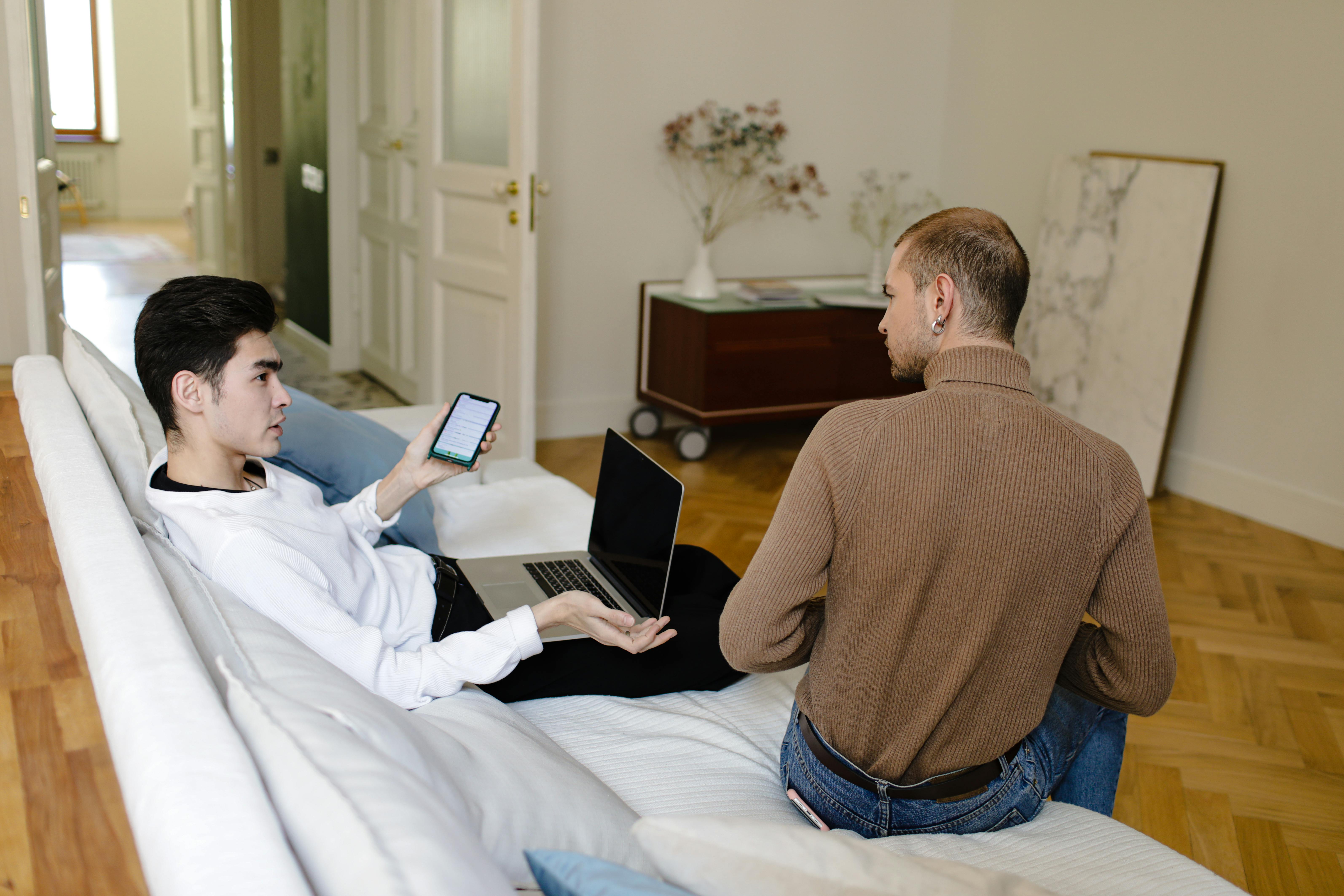 Conversar sobre o interesse por outras pessoas pode ser importante para o relacionamento