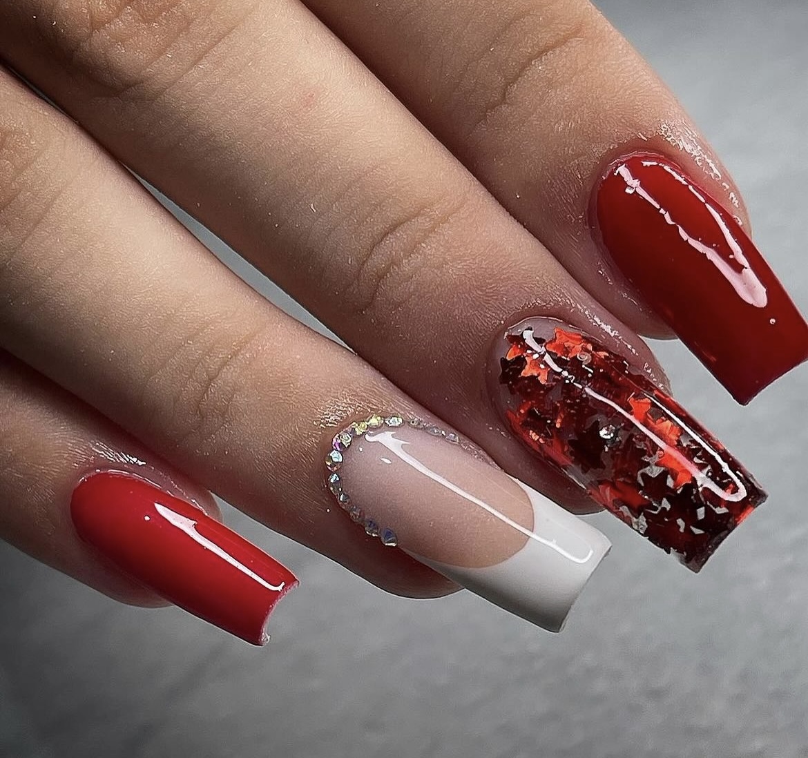 Unhas decoradas vermelhas com pedraria