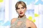 Taylor Swift usa batom vermelho em evento