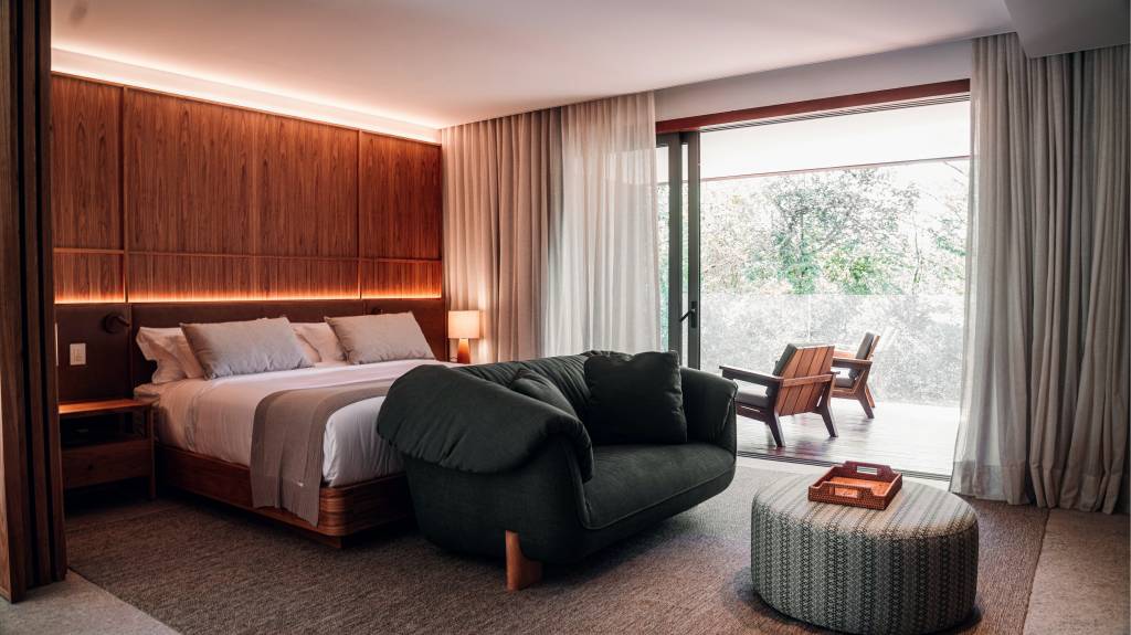 Clara arte quarto O quarto do bangalô master do Clara Arte é aconchegante e luxuoso, propondo uma imersão no local