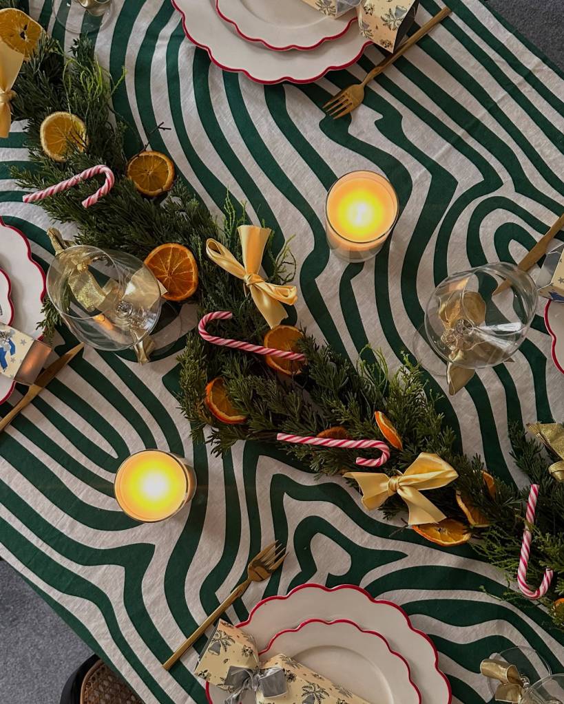 Mesa posta de Natal por @dustsheets_and_decor – Foto Reprodução Instagram Velas de diferentes alturas, arranjos florais frescos ou uma mini-vila de Natal fazem a diferença.