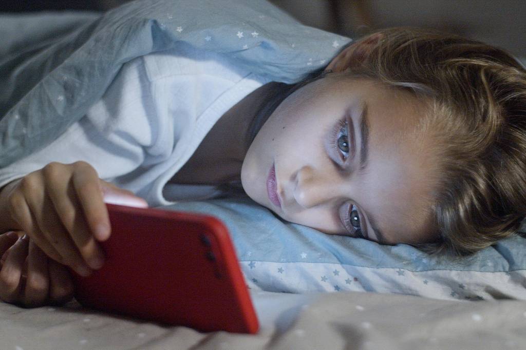 Quais são os riscos de ficar muito tempo no celular?