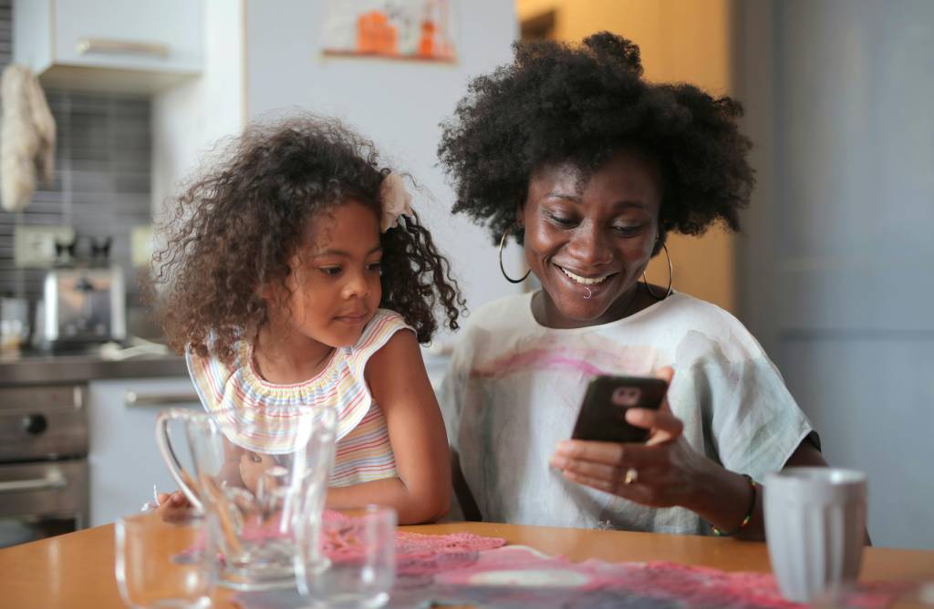 Como posso incentivar o meu filho a passar menos tempo no celular?