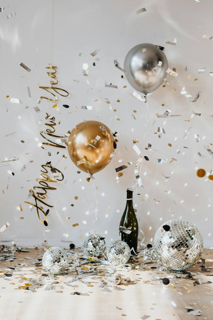 Confetes e enfeites para a decoração de Réveillon