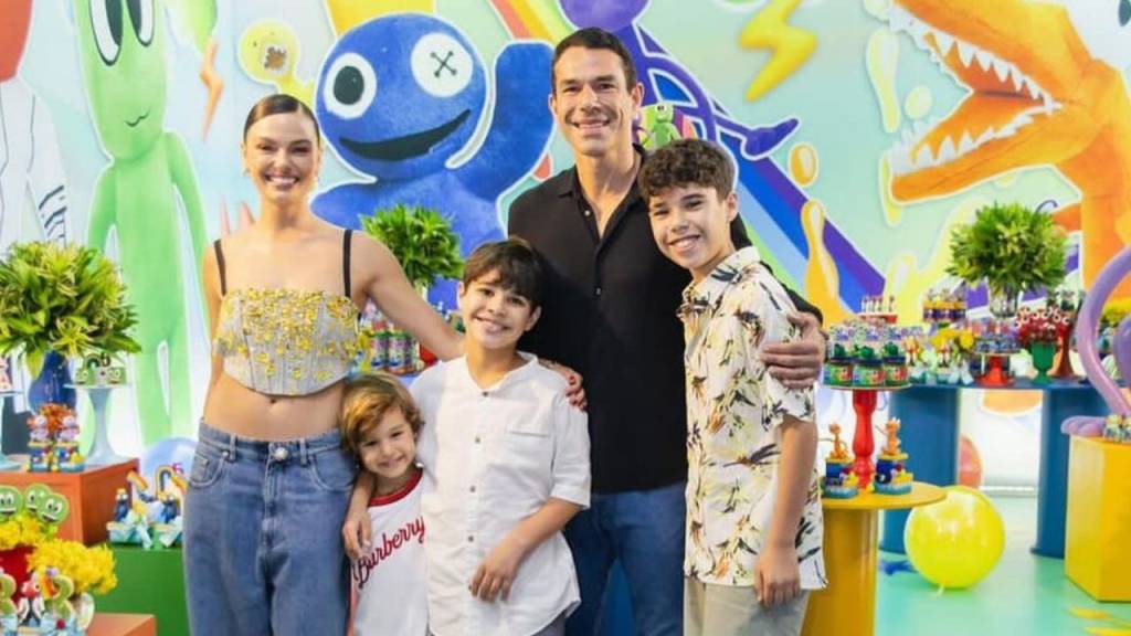 famosos-que-vão-casar-em-2025-isis-valverde-e-marcus-buaiz Isis Valverde e namorado em festa
