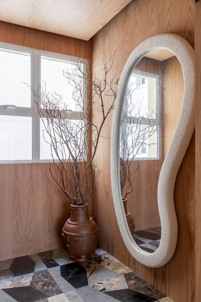 17 ambientes com espelhos orgânicos para se inspirar