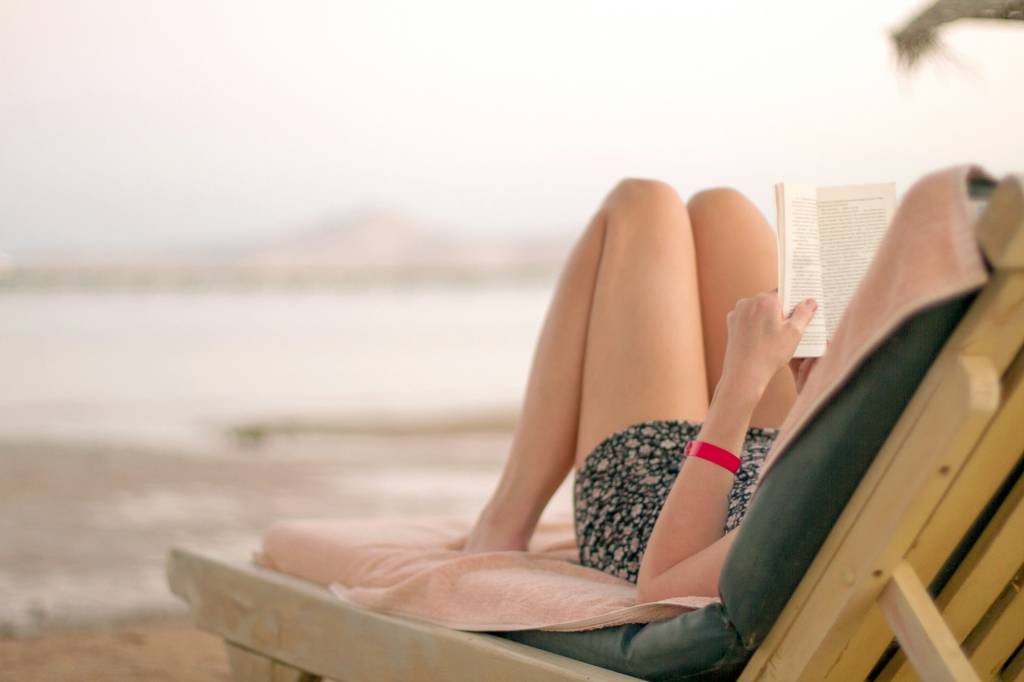 6 livros incríveis para levar para a praia