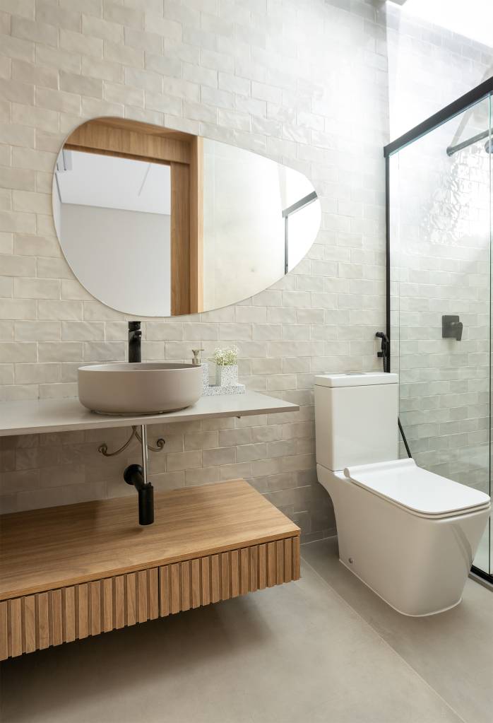 17 ambientes com espelhos orgânicos para se inspirar