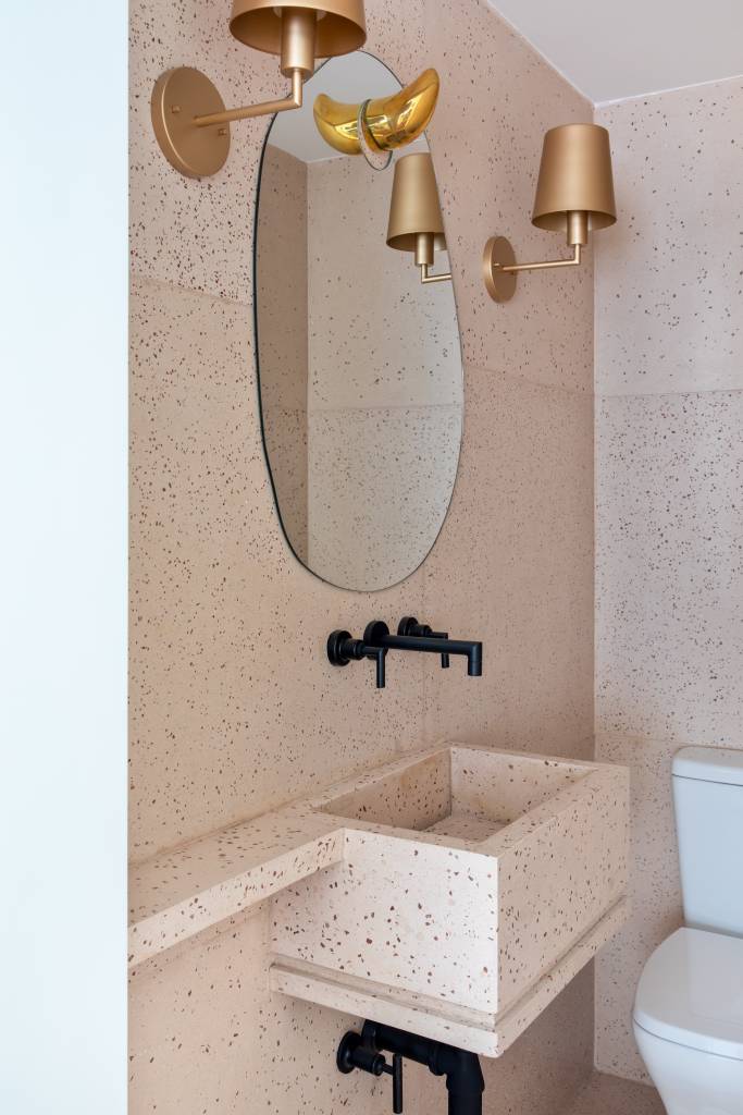 17 ambientes com espelhos orgânicos para se inspirar