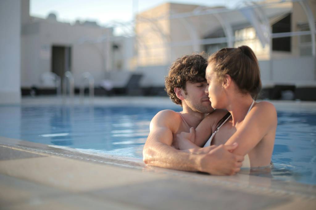Sexo na piscina: 4 posições para uma transa na piscina