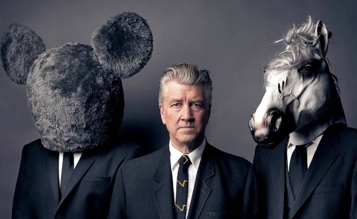 David Lynch é amplamente reconhecido como um dos cineastas mais influentes e únicos da história do cinema.