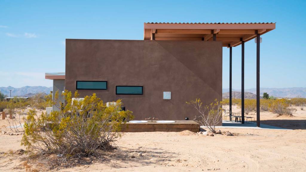 Com conforto e um estilo brutalista, esta casa isolada é a pedida certa para quem quer aproveitar a própria companhia e desligar da rotina