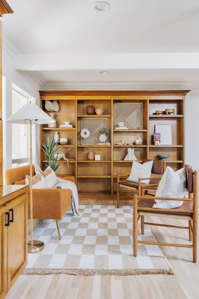 A biblioteca é um dos destaques do local e conta com uma decoração minimalista e aconchegante