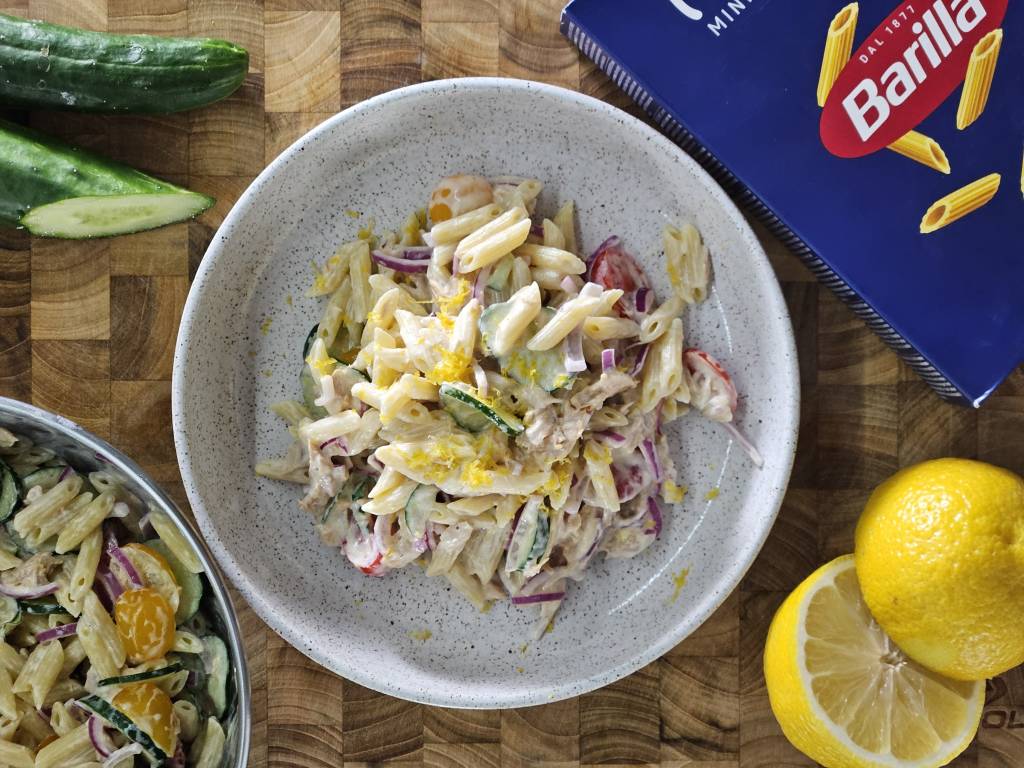 Salada de pepino com massa, atum e limão-siciliano Receitas de salada para o verão