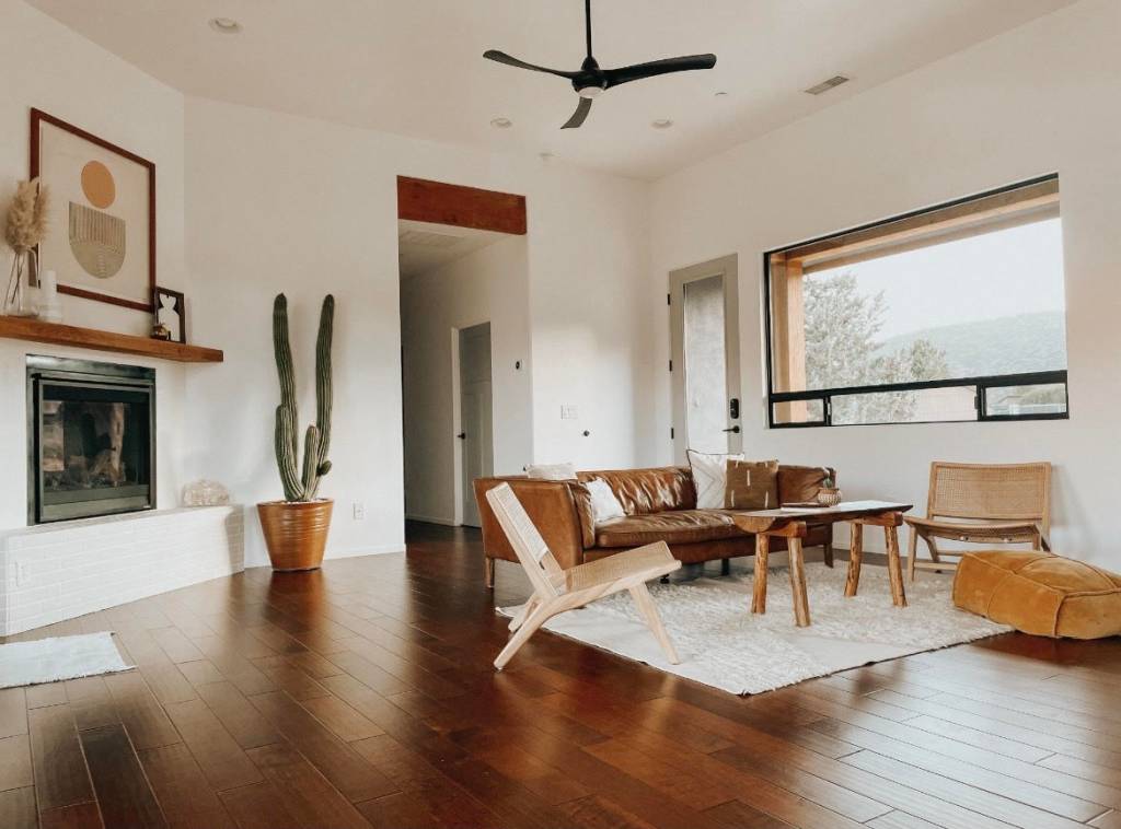 Esta opção tem decoração minimalista e está localizada no meio do deserto