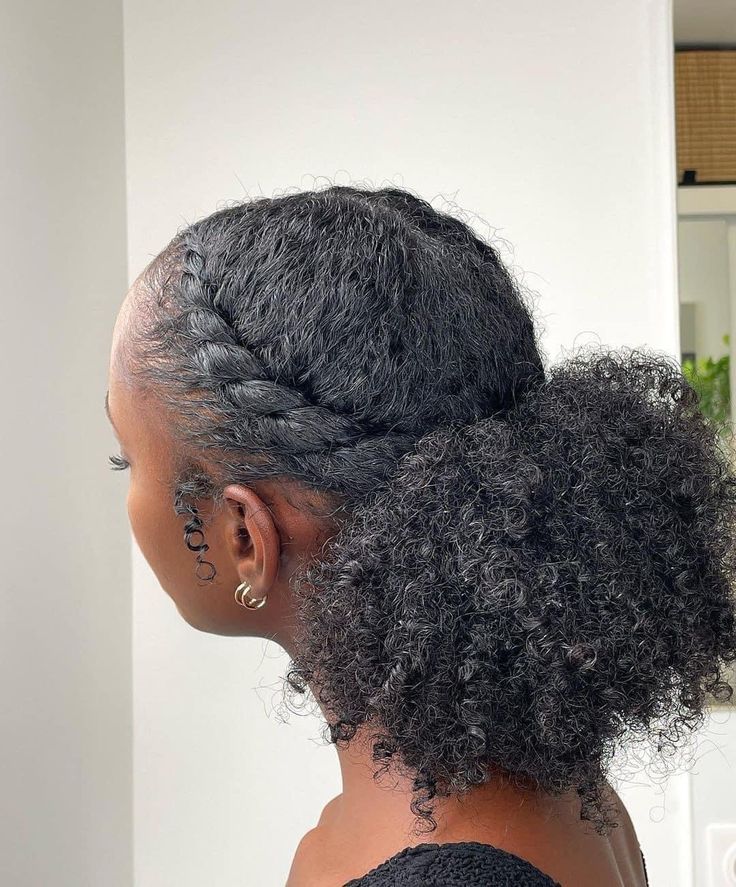 afro-puff-baixo-penteados-cabelos-casamentos 4 inspirações de penteados elegantes para usar em casamentos