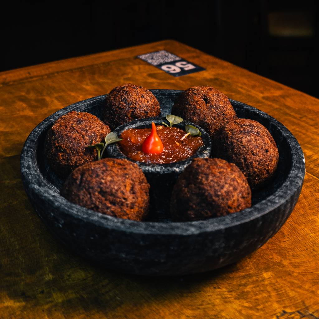 bolinho-de-feijoada-paro Restaurantes para celebrar o aniversário de São Paulo