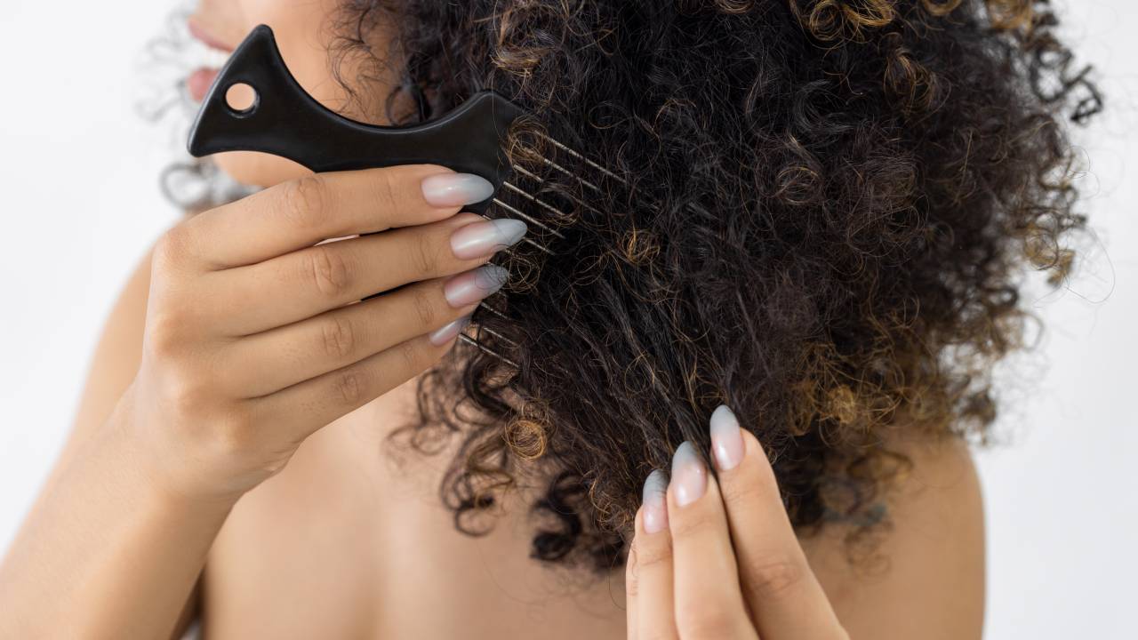 Quebrou? Saiba como recuperar os cachos após um corte químico