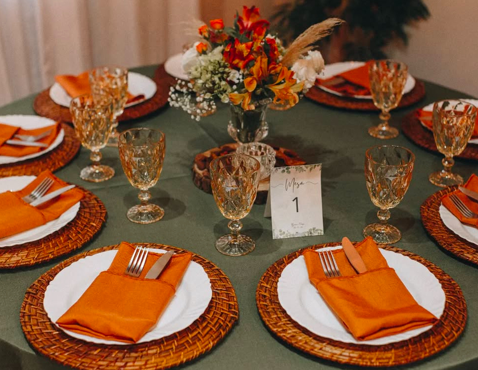 Como compor uma mesa com decoração terracota?