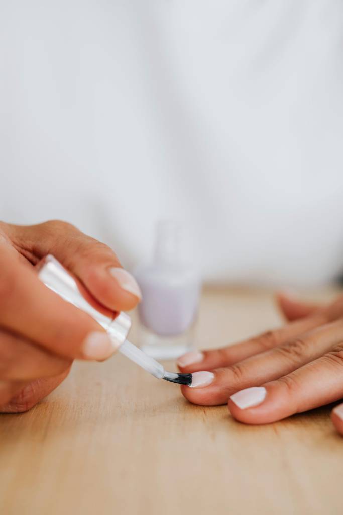 Como fazer francesinha em unha redonda? Manicure explica passo a passo