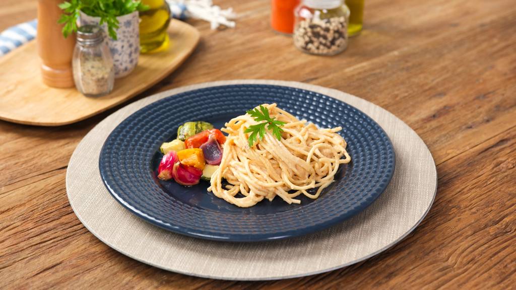Receita de macarrão com molho de queijo e legumes