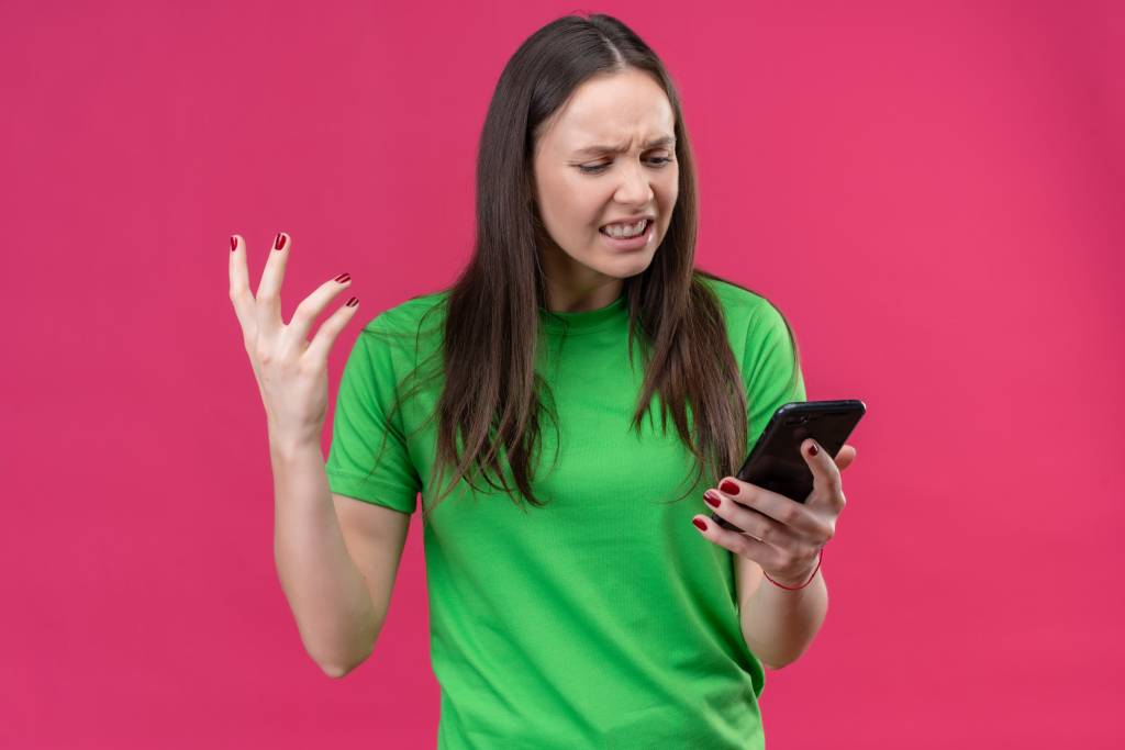 Dicas para casais evitarem mal-entendidos ao trocar mensagens.