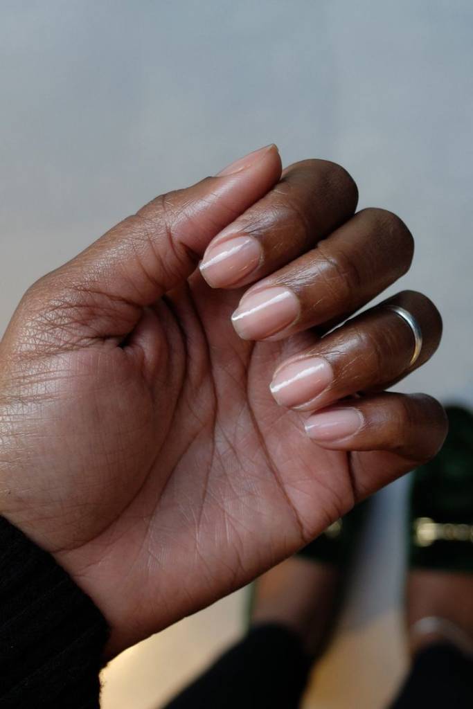 O esmalte está fora de moda? Conheça a tendência das naked nails
