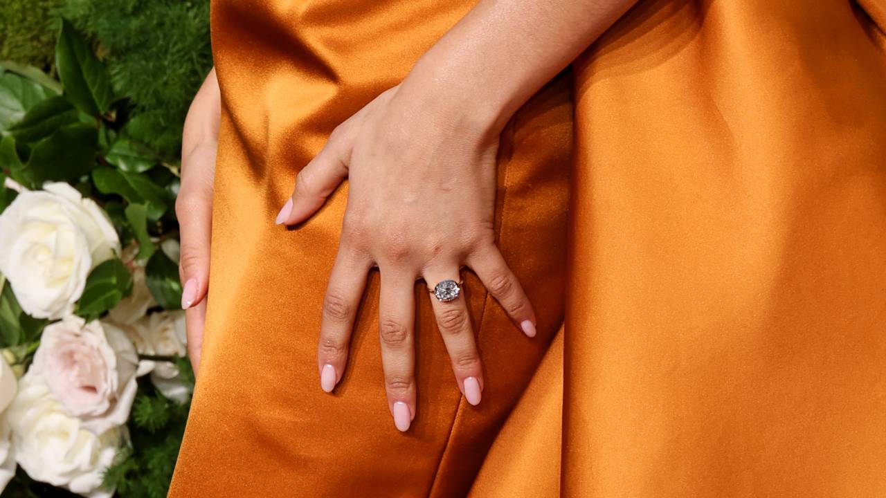 O esmalte está fora de moda? Conheça a tendência das naked nails