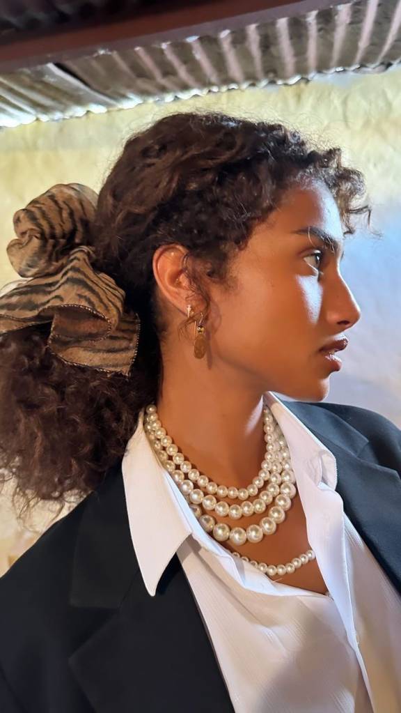 penteados-com-lenços-casamentos-cabelos-cacheados 4 inspirações de penteados elegantes para usar em casamentos