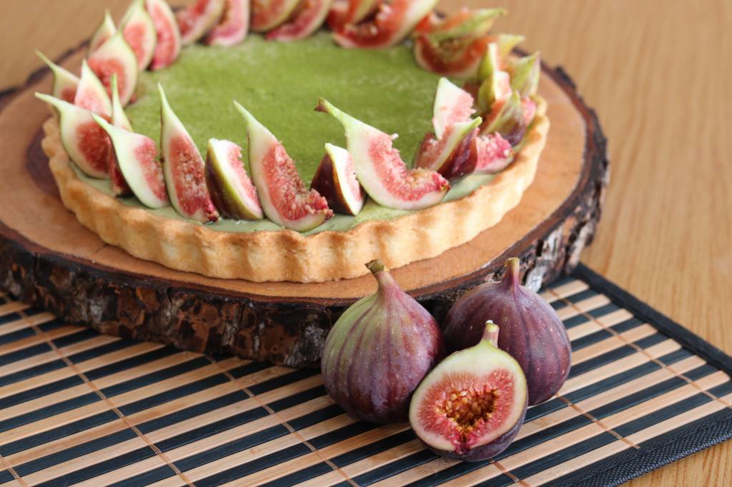 Torta matchá com figos