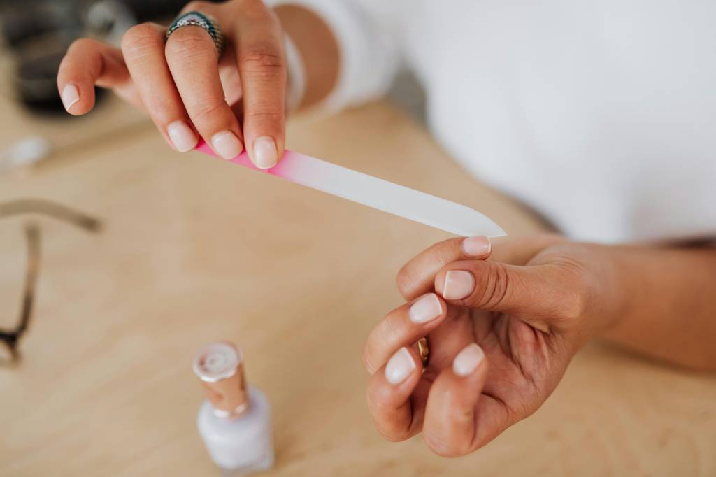 unhas-francesinhas-esmaltes Como fazer francesinha em unha redonda? Manicure explica passo a passo