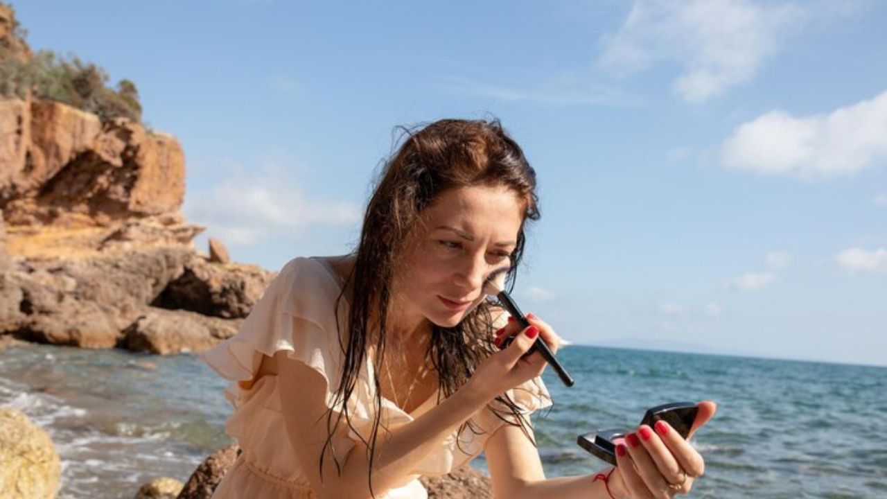 Será que usar maquiagem na praia faz mal? Confira