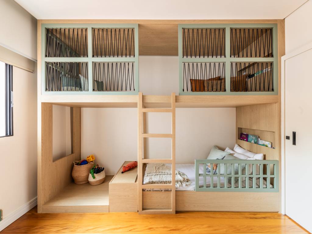 Neste projeto do BMA Studio, a cama tem a função de trazer praticidade para uma criança de 4 anos