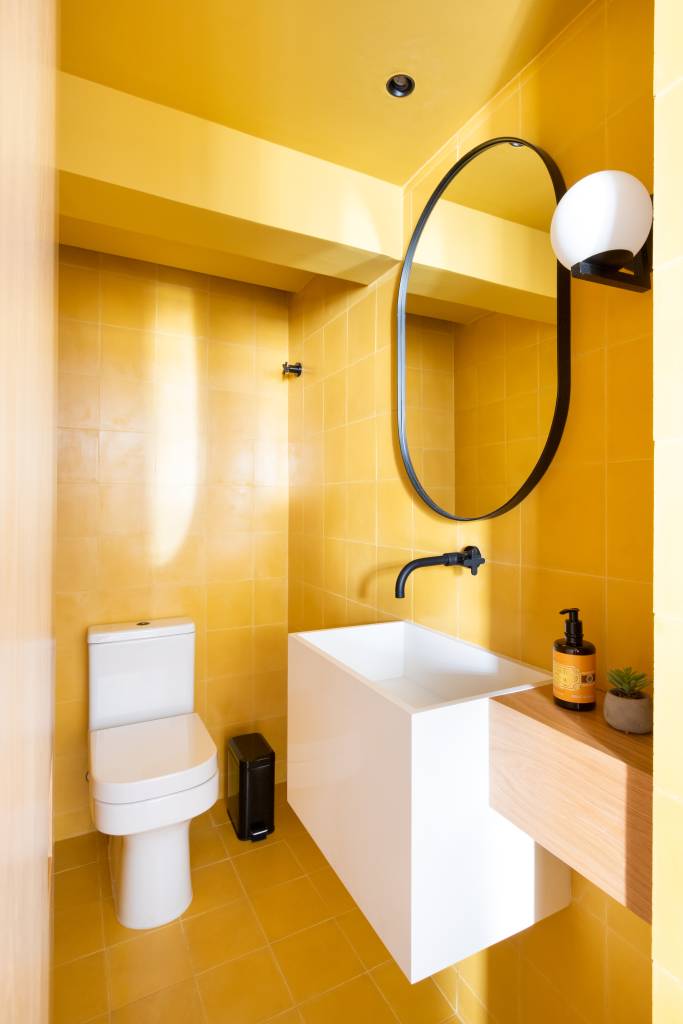 Um lavabo colorido pode ser uma excelente maneira de adicionar alegria ao estilo do espaço. Dependendo das cores escolhidas, é possível criar desde um ambiente vibrante e energético até um espaço calmo e sofisticado