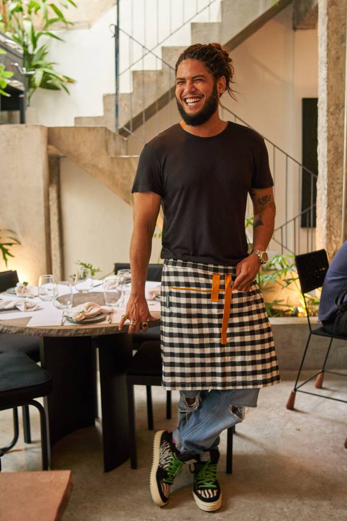 Preto é o apelido de infância do chef Rodrigo Freire, que se inspira em suas memórias e nas receitas de família para construir um cardápio que exalta os sabores baianos. Uma Bahia que foge dos estereótipos e que brilha em criações autorais. Rodrigo é soteropolitano e trabalhou como advogado antes de trocar o Direito pela cozinha