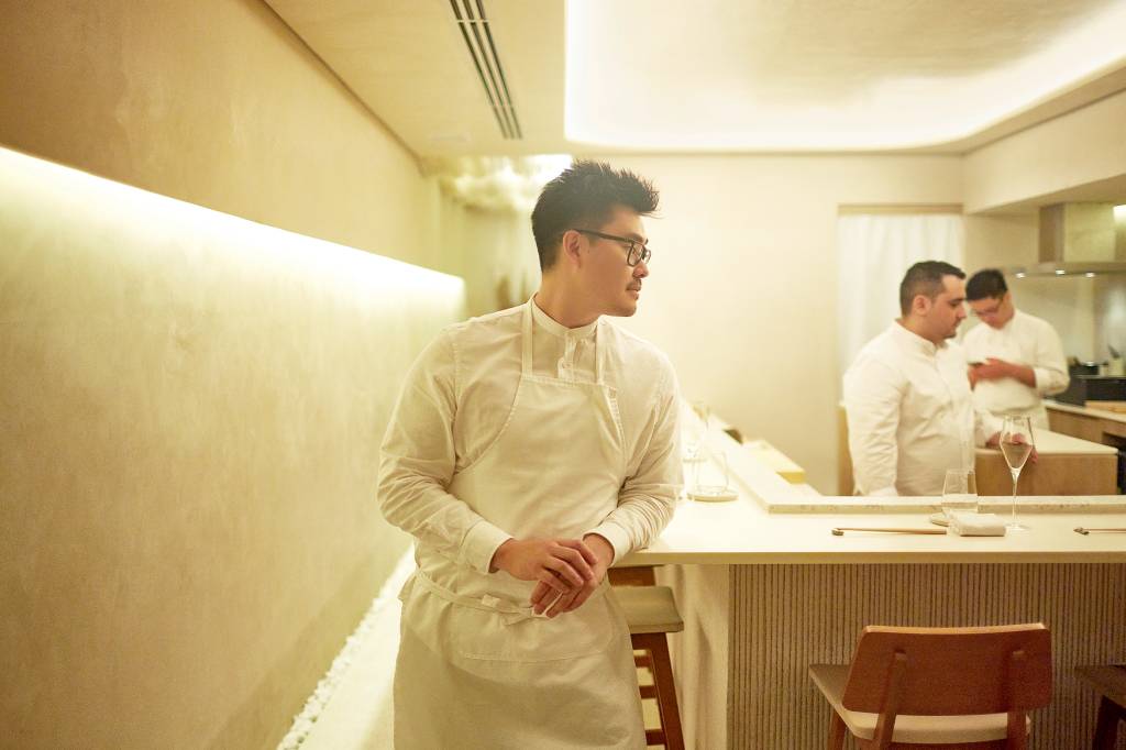 O espaço, comandado pelo chef Tadashi Shiraishi, custa mais de mil reais por pessoa e serve pratos impecáveis