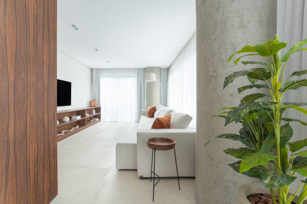 No projeto do ResiliArt Arquitetura, há um pilar com revestimento envelhecido
