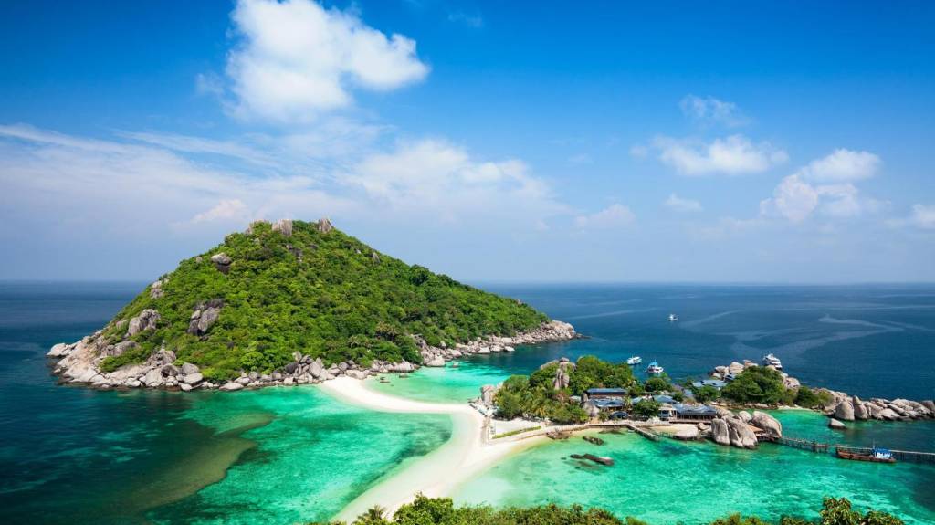 Uma das ilhas mais luxuosas da Tailândia, é conhecida por seus resorts sofisticados, spas à beira-mar e praias deslumbrantes.