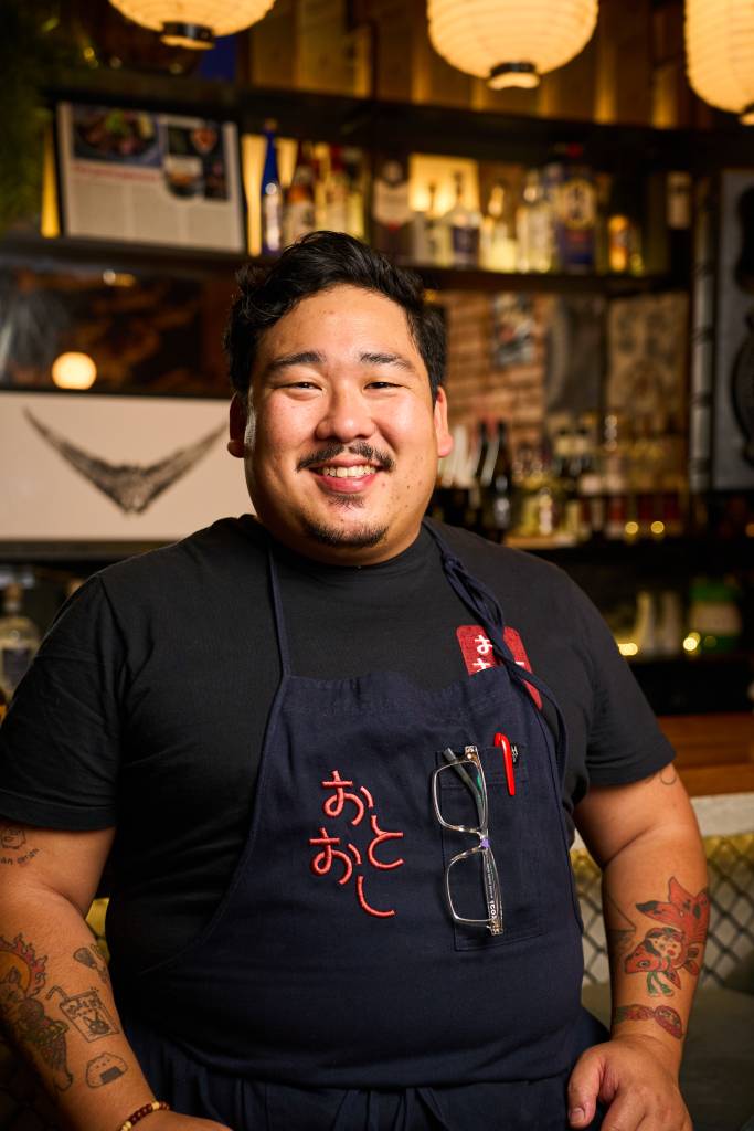 Inaugurado no início de 2023 pelo chef Toshi Akuta, o Otoshi Izakaya é um verdadeiro tributo à tradição dos botecos japoneses: um lugar descontraído, para sentar no balcão ou nas mesinhas e compartilhar diversos pratos, acompanhados de drinks, cervejas ou, claro, sakês