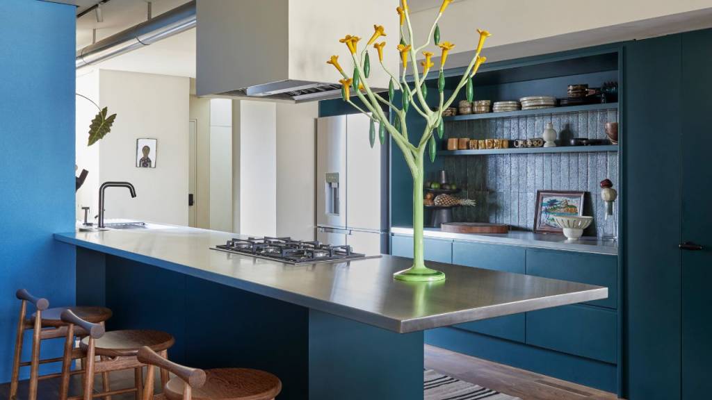 Cozinha com bancada em inox