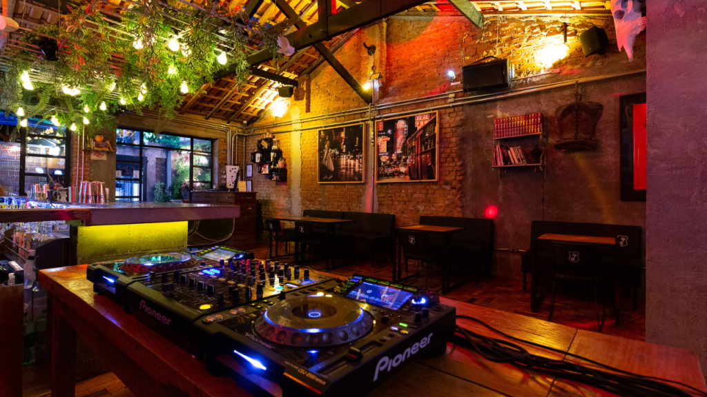 O Café Hotel é um espaço que para além de um bar, oferece shows e festas