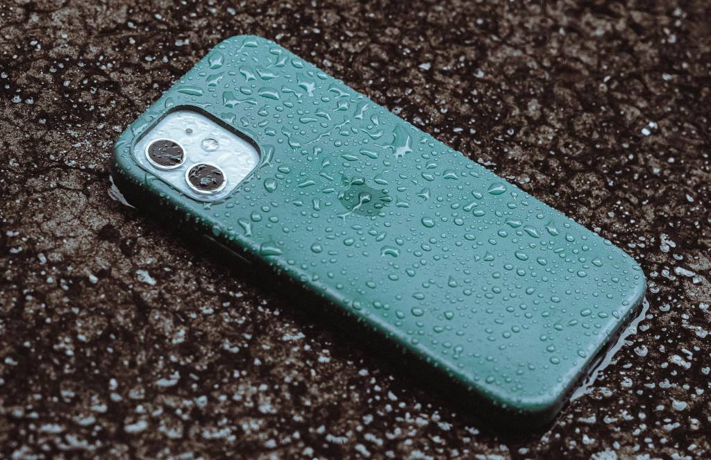 Chuva no bloquinho? 4 dicas para salvar seu celular da água