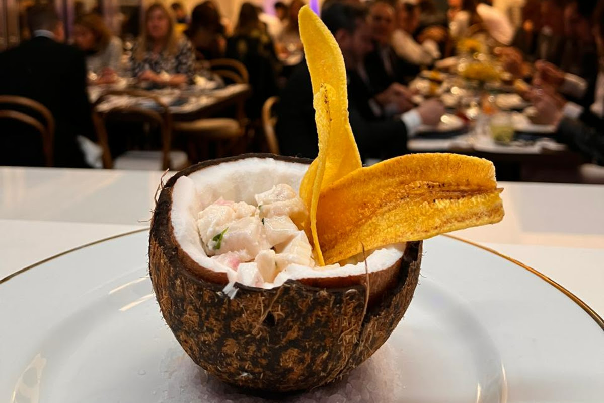 Ceviche de peixe branco com leite de coco