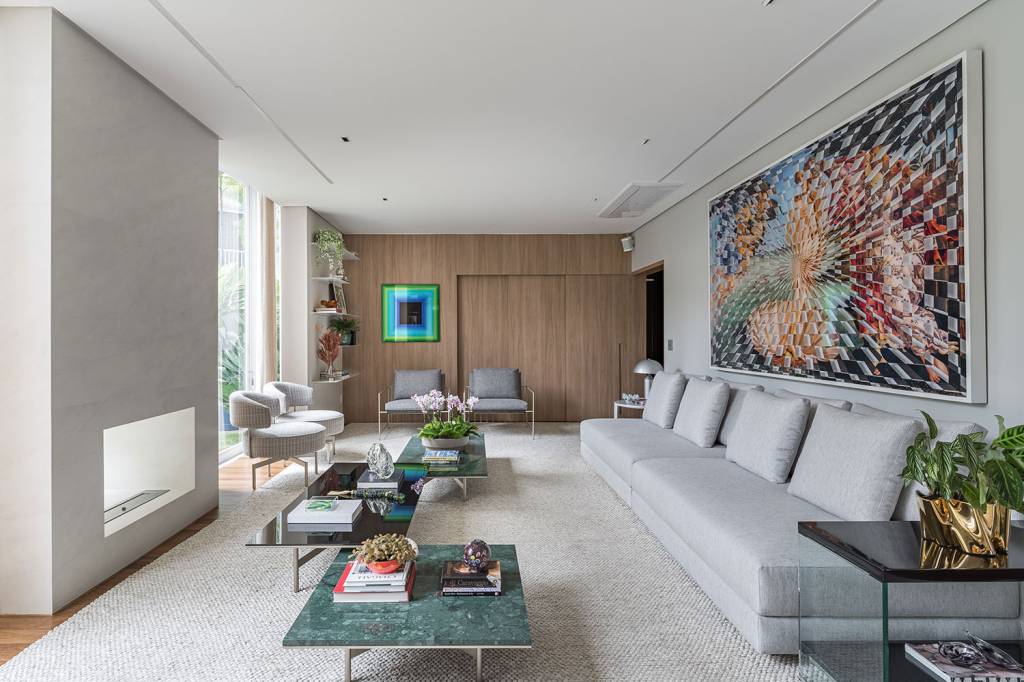 Como decorar a parede atrás do sofá? Arquitetas sugerem dicas