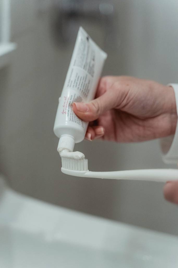 Como clarear os dentes em casa? Dentista revela qual o melhor método