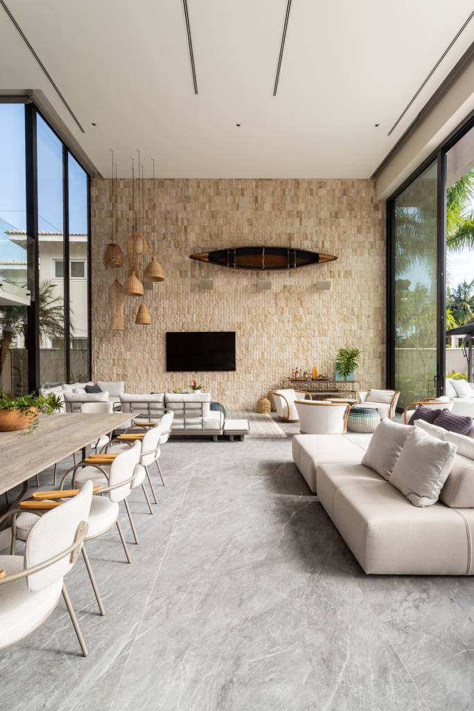 Sala no estilo al mare assinada por Patricia Penna Arquitetura e Design
