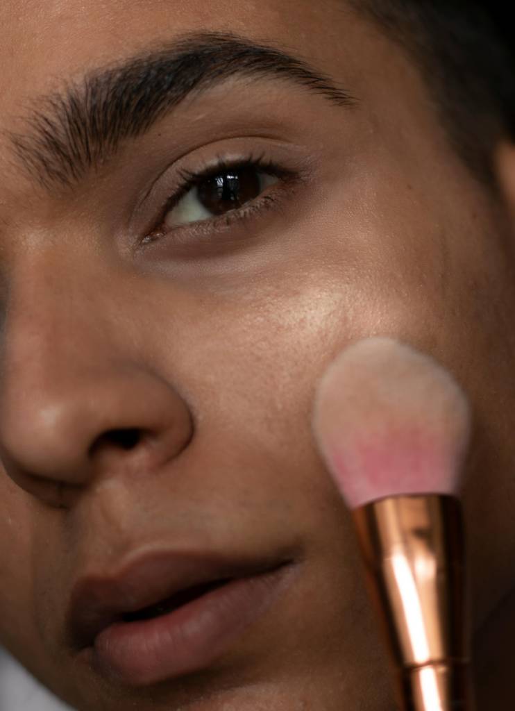Aprenda a esfumar corretamente o blush e contorno em apenas 4 passos