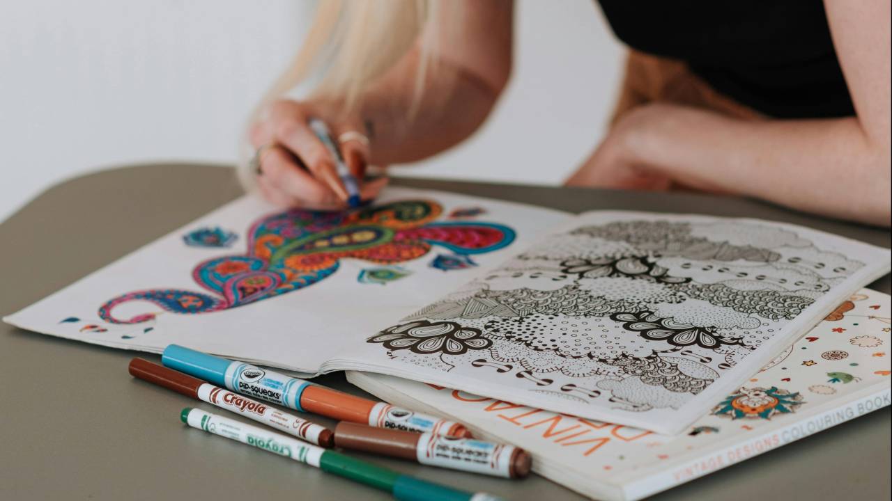 Livros de colorir são sucesso entre público que procura relaxar