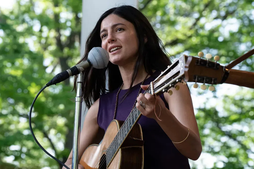 Monica Barbaro concorre a Melhor Atriz Coadjuvante por 