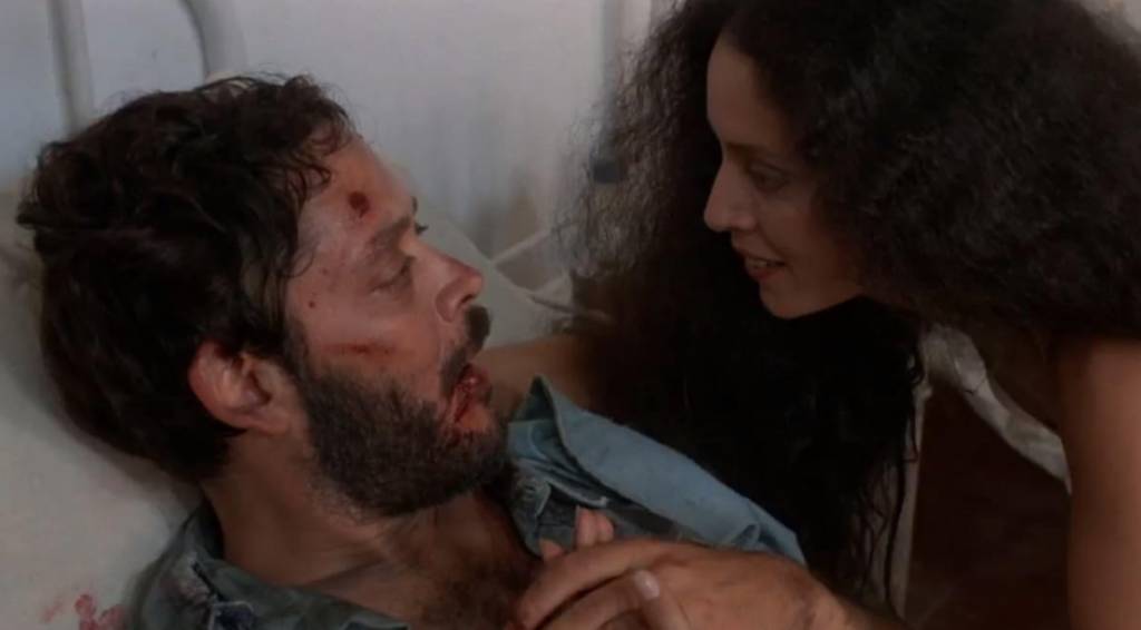 Raul Julia e Sônia Braga no filme 
